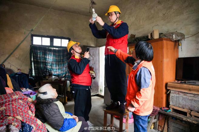 情暖孤寡老人，安全用電檢查與日用電器修理——港鎮(zhèn)教師新村在行動(dòng)